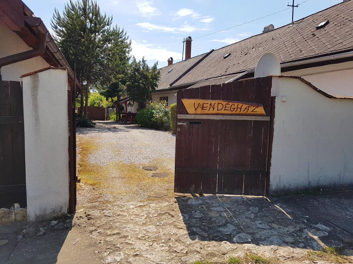 Kuti Vendeghaz Hotel Bakonykuti Exterior photo